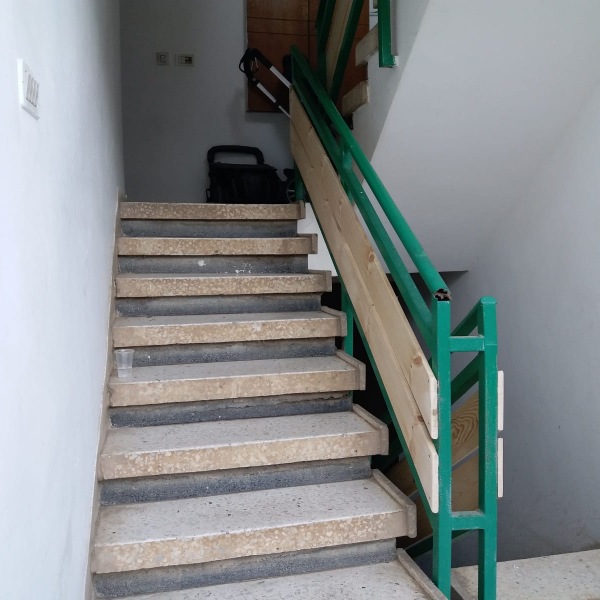 הנדימן עצ-בעות  מתמחים בביצוע התאמות בטיחות לילדים למעקה חדר מדרגות בבית משותף.